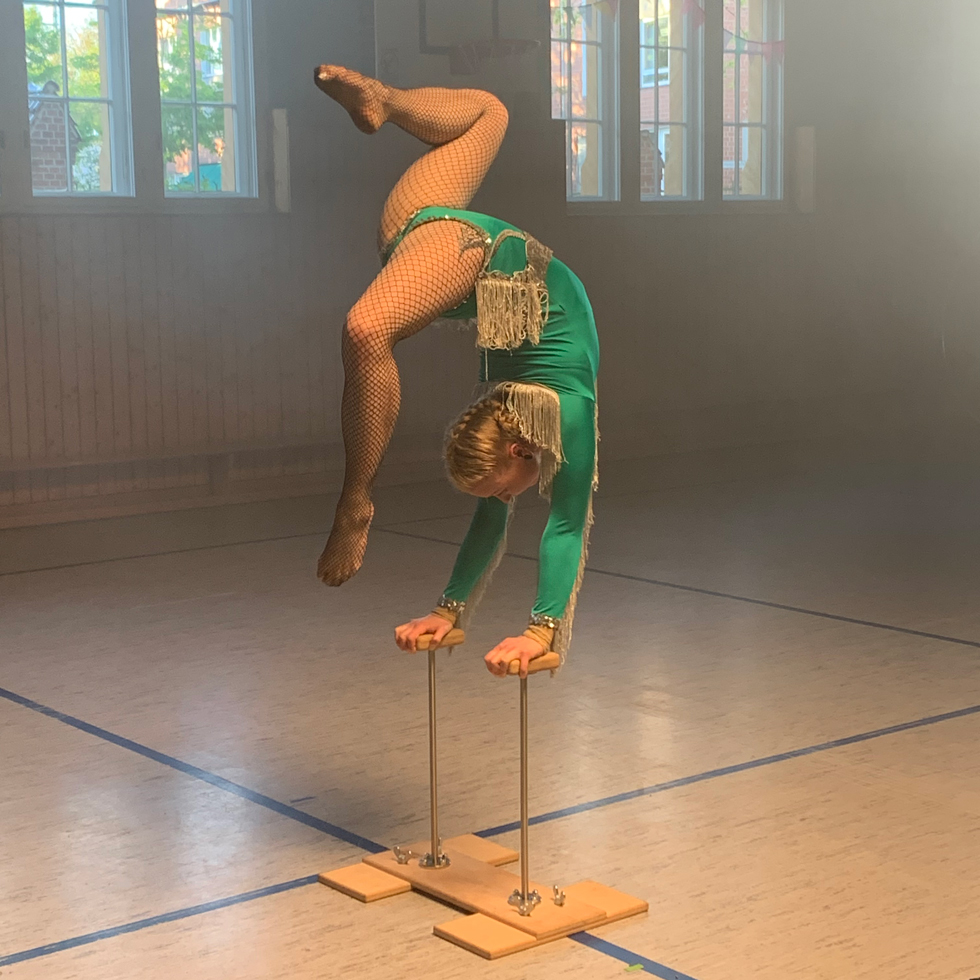 Sarah Repond - Image Handstand - Performance